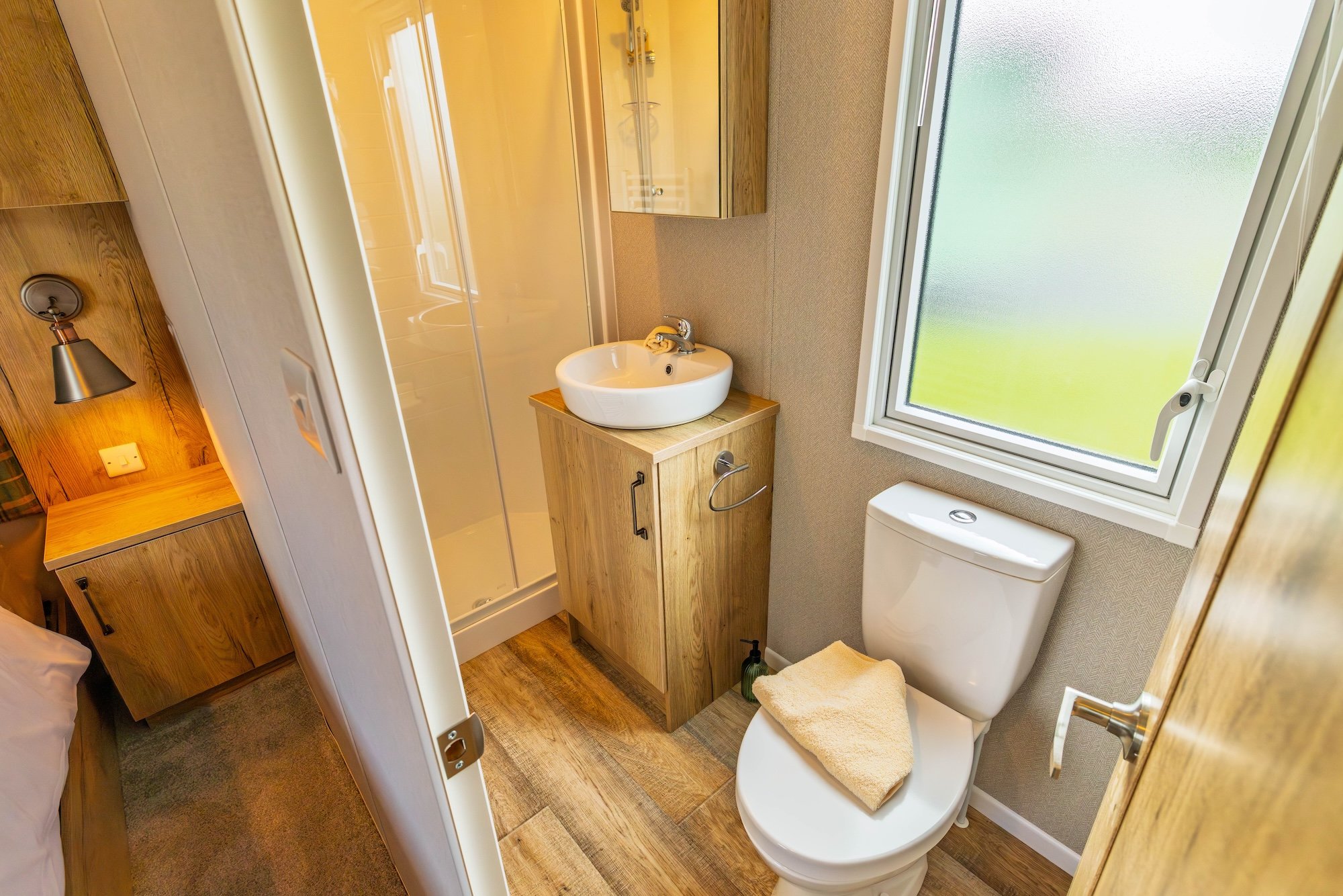 Atlas Debonair En Suite with Shower