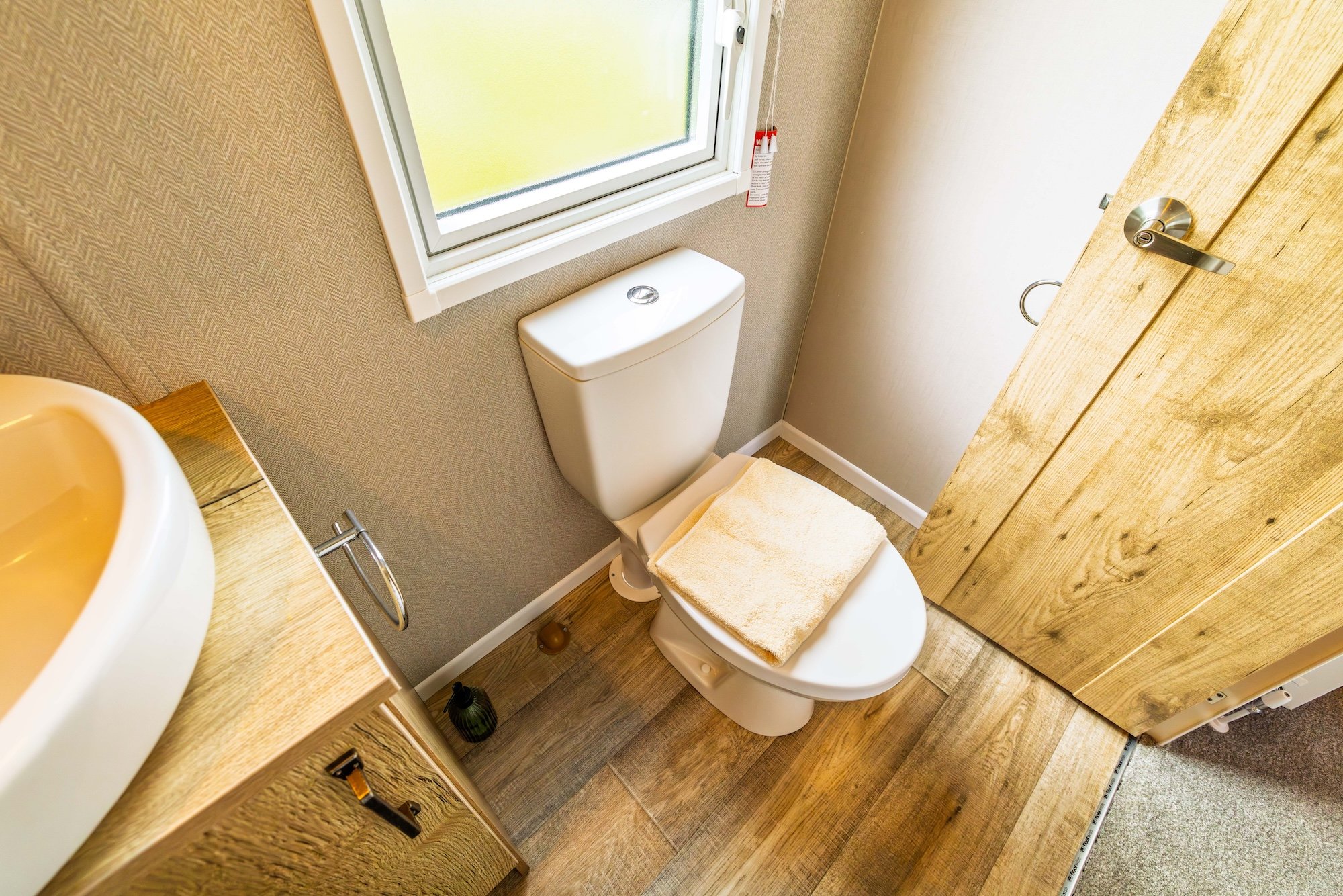 Atlas Debonair WC & Basin