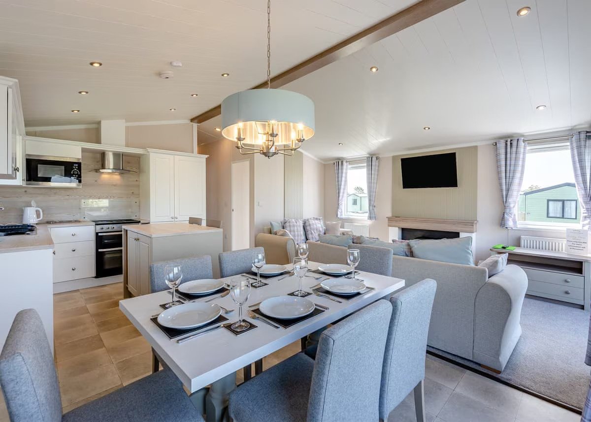 Swift Edmonton Lodge Dining Area