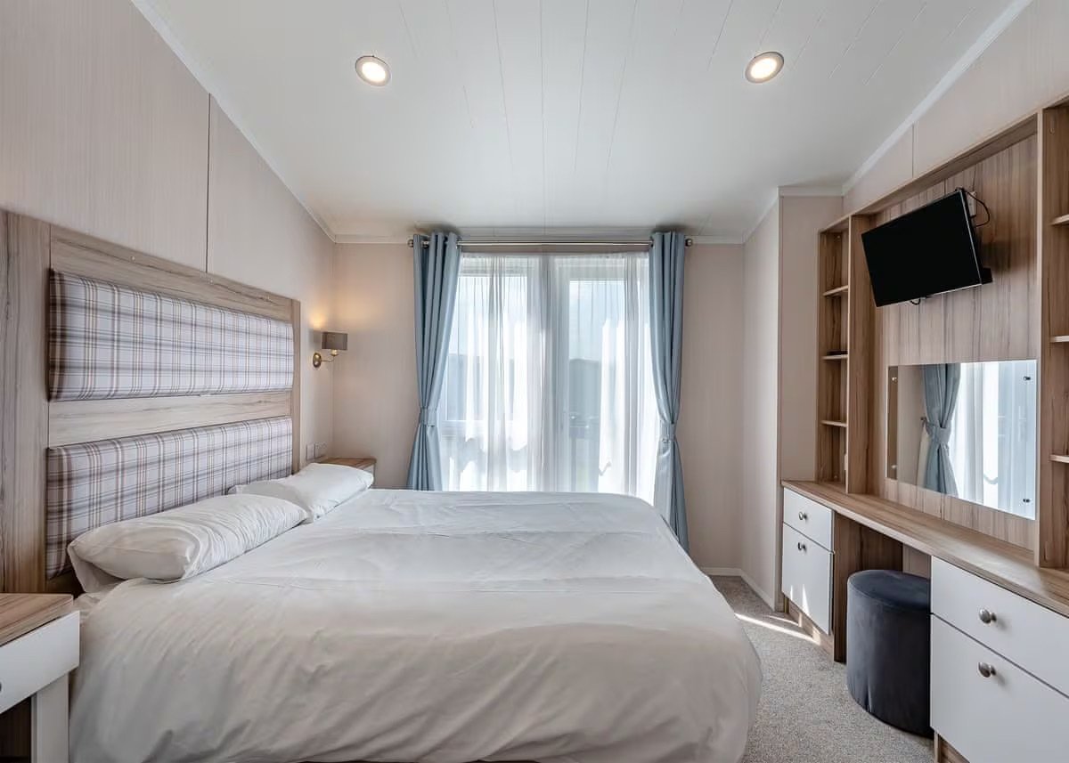 Swift Edmonton Lodge Master Bedroom