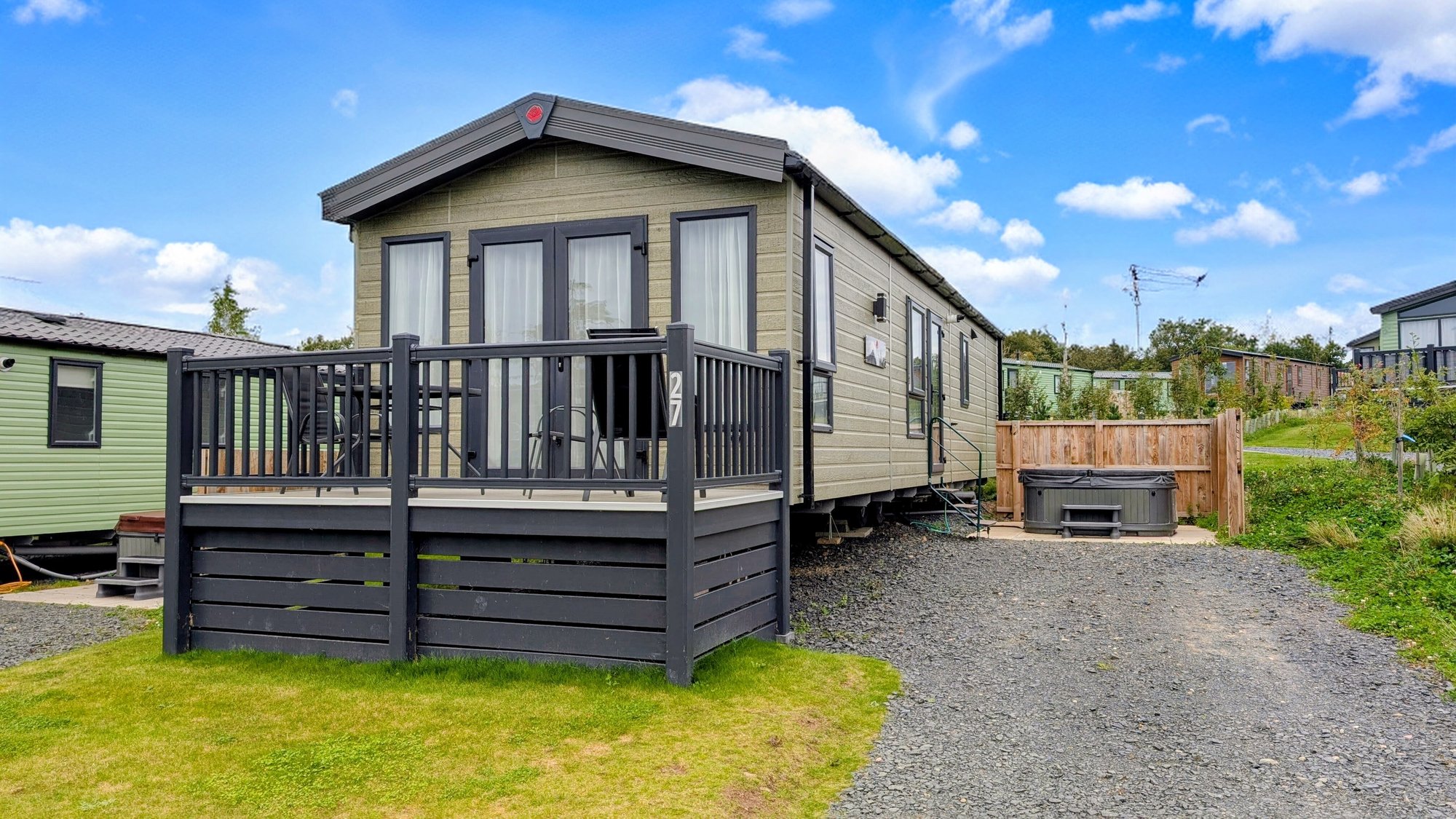 Pemberton Abingdon Lodge with Hot Tub